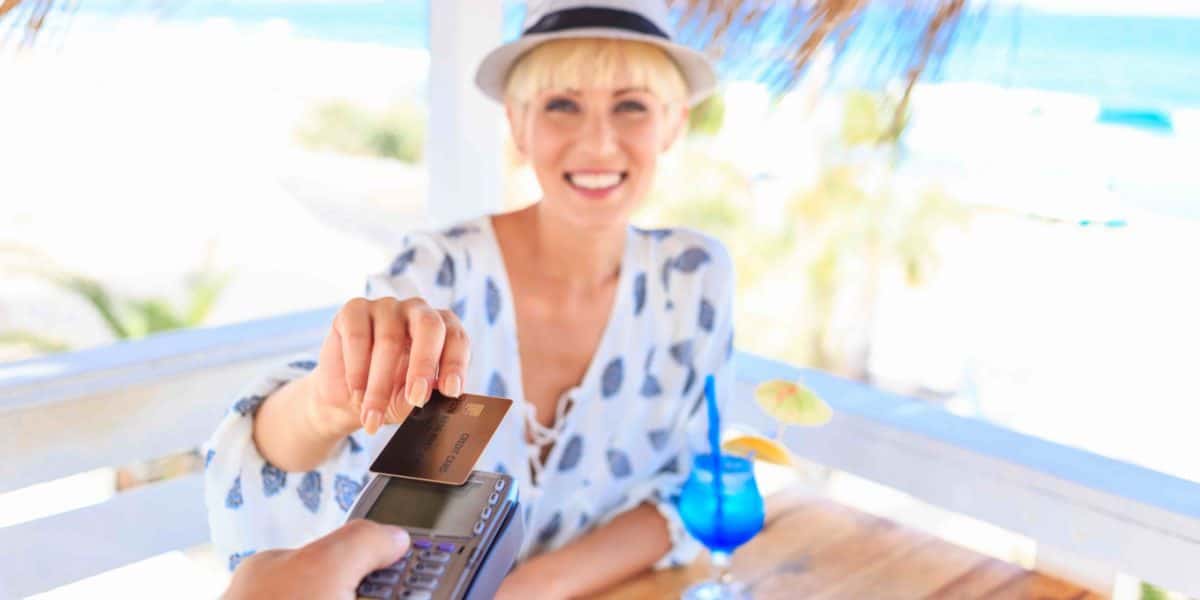 Les réflexes à adopter en vacances à l'étranger avec votre carte bancaire.