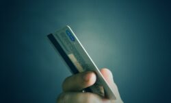 L'obligation de proposer au moins un moyen de paiement électronique prend effet le 1er juillet en Belgique.