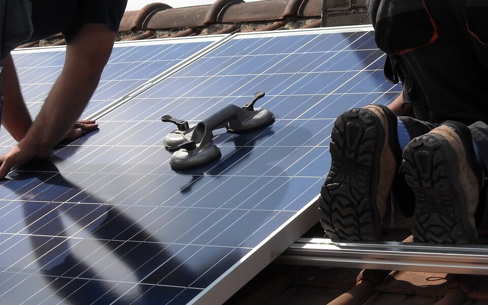 Au Grand-Duché, les propriétaires de panneaux solaires peuvent choisir entre Les clients doivent choisir entre la vente totale de leur production ou l’autoconsommation.