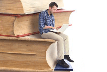 homme étudiant assis sur des livres