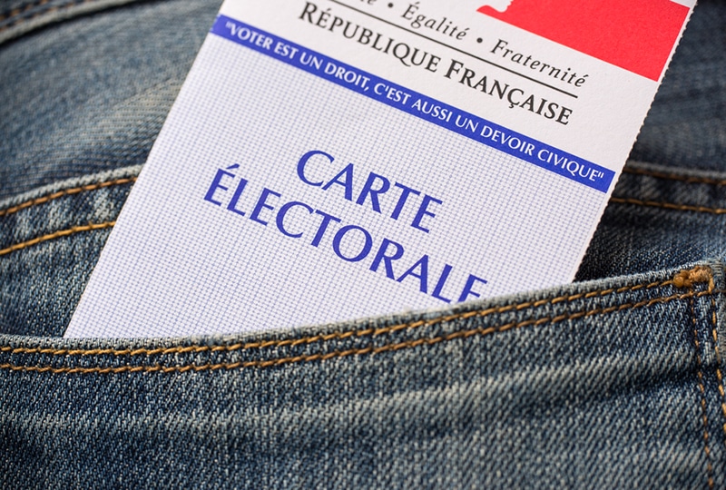 Carte électorale française dans une poche de jeans