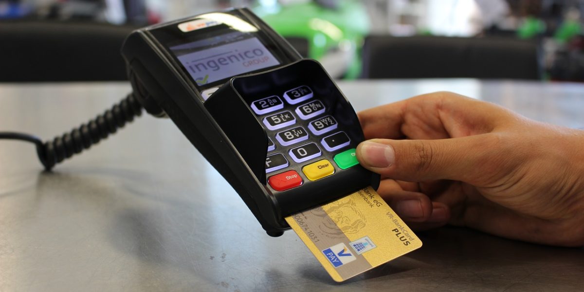 En s’acquittant d’un paiement par carte bancaire, le commerçant pourra lui rendre la somme en espèces, à la condition que le consommateur effectue des achats.