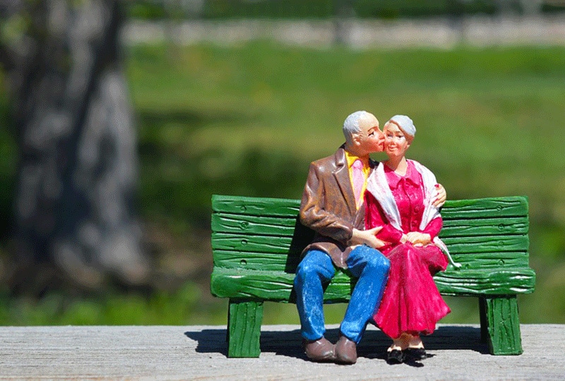 couple de retraités heureux sur un banc