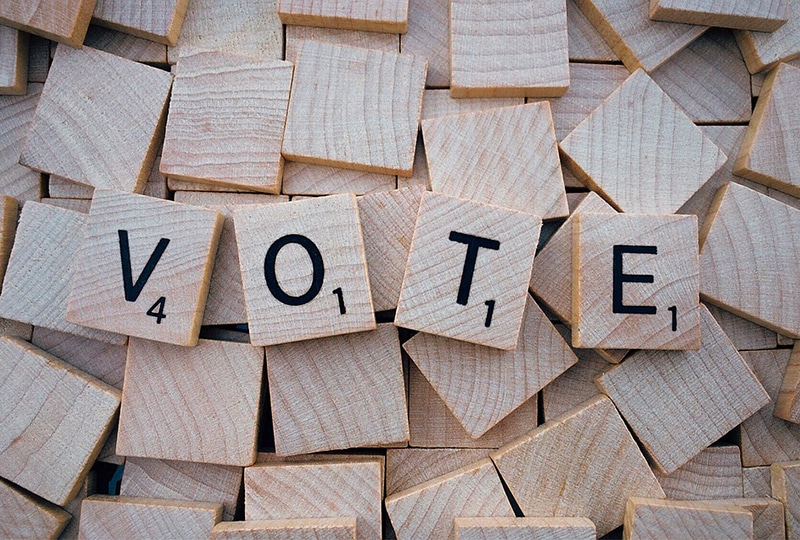 le mot "vote" écrit sur des petites carrés en bois