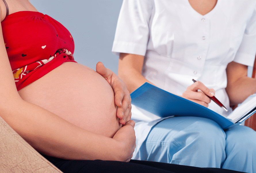 sage-femme en consultation avec une femme enceinte