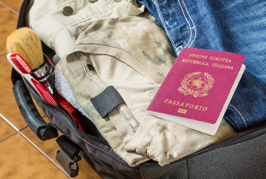 Valise ouverte avec un passeport italien