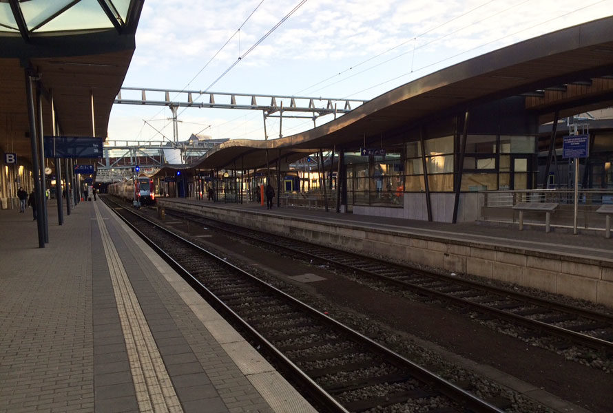 Gare de Luxembourg et train arrivant en gare