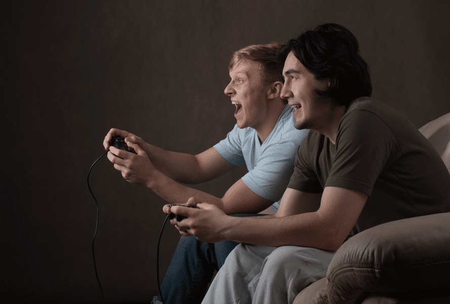 deux hommes qui jouent à des jeux vidéo