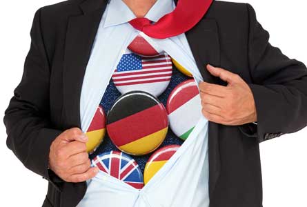 Homme en costume avec des badges de différents drapeaux