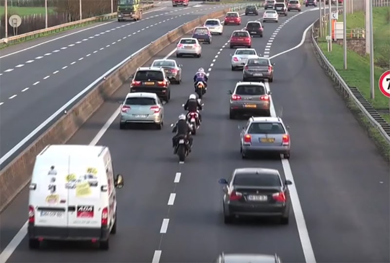 Il faudra attendre avant que les motards puissent légalement passer entre les files de voitures en cas de bouchon