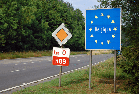 panneau Belgique sur le bord de la route
