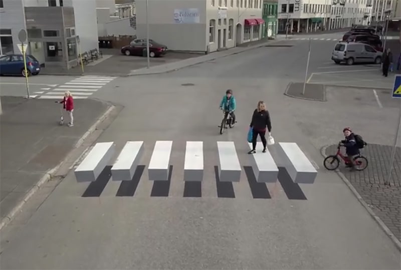 Une ville islandaise joue sur l’illusion d’optique pour inciter les automobilistes à lever le pied aux abords des clous.