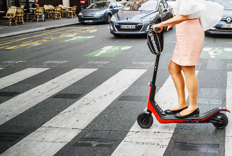 Les frontaliers seraient prêts à utiliser une trottinette électrique pour se rendre à leur travail en sortant du train