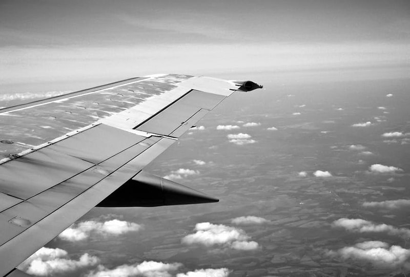 Aile d'un avion dans les nuages